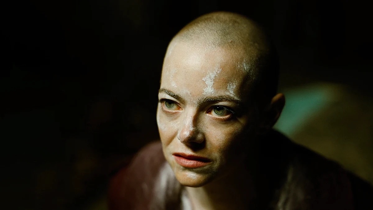 ‘Bugonia’: Yorgos Lanthimos e a lógica do absurdo em tempos de paranoia | SUBTXTO