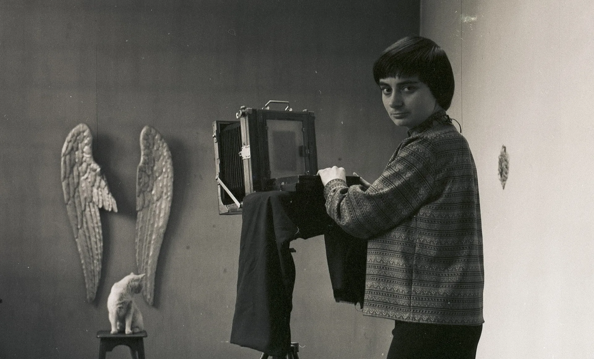 Um autorretrato de Agnés Varda no estúdio. Rua Daguerre, Paris, 1956.